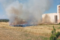 Un incendio nei pressi della parrocchia San Pio nel quartiere di Città Giardino