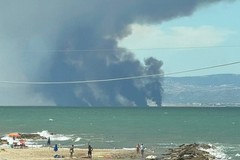 Incendio a Manfredonia, fumo visibile da Margherita di Savoia