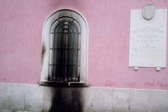 Incendiata una finestra nella vecchia sede del municipio