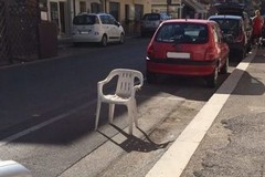 Passo carrabile fai da te: a Margherita di Savoia stendini e sedie inibiscono il parcheggio “libero”