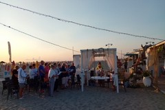 Preghiera all'alba in spiaggia a Margherita di Savoia: l'iniziativa di don Michele