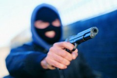 Pistole in pugno minacciano dipendente tabacchi: in fuga tra Margherita e Trinitapoli