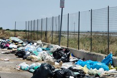 Strada provinciale per Zapponeta e verso Margherita con le piazzole di sosta invase dai rifiuti