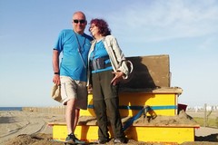 Sculture di sabbia: Francesca & Walter realizzano in spiaggia la torre delle Saline