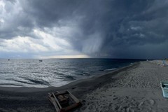 Tempesta di sabbia a Margherita di Savoia: bagnanti in fuga dalla spiaggia