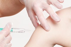 Vaccini, via alla quarta dose per over 60 e fragili
