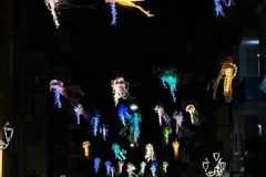 Luci come "meduse volanti", Margherita di Savoia si veste a festa per il Festival Internazionale dell’Aquilone