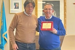 Margherita saluta Giuseppe Mandrone da oggi in pensione: consegnata una targa ricordo