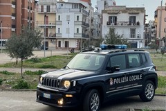 Vende merce contraffatta e aggredisce gli agenti: arrestato un senegalese a Margherita