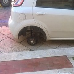 Furti di pneumatici alle auto in sosta: nuovo caso a Margherita