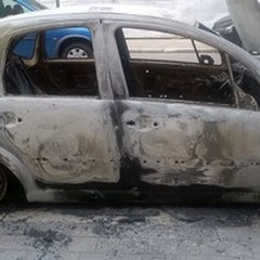 Auto incendiata nel quartiere Punto Pagliaio