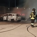 Auto in fiamme nei pressi del comune di Margherita di Savoia