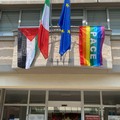 Il comune di Margherita espone le bandiere della Palestina e della Pace