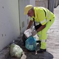 Rifiuti e decoro urbano, il Comune: «Operatori ecologici costretti a intervenire più volte»