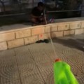 Spruzza acqua ai passanti a Margherita di Savoia: il video diventa virale