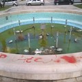 Fontana di piazza Marconi fra rifiuti e acqua stagnante