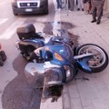 Frontale fra auto e moto, ferito conducente dello scooter