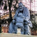 Monumento a Padre Pio verniciato, lo scultore: «Intervenire prima che la vernice venga assorbita in profondità»