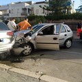 Malore mentre è alla guida, perde il controllo del mezzo e si schianta contro auto parcheggiata