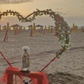 Una preghiera all’alba dedicata ai nonni sulla spiaggia di Margherita di Savoia