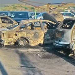 Incendiate 24 auto nel parcheggio comunale