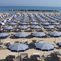 Spiagge libere affollate: in Toscana blitz e multe a chi occupa il posto con ombrelloni e asciugamani