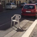 Passo carrabile fai da te: a Margherita di Savoia stendini e sedie inibiscono il parcheggio “libero”