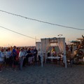 Preghiera all'alba in spiaggia a Margherita di Savoia: l'iniziativa di don Michele