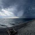 Tempesta di sabbia a Margherita di Savoia: bagnanti in fuga dalla spiaggia