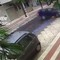 Il video dello schianto contro le auto in sosta