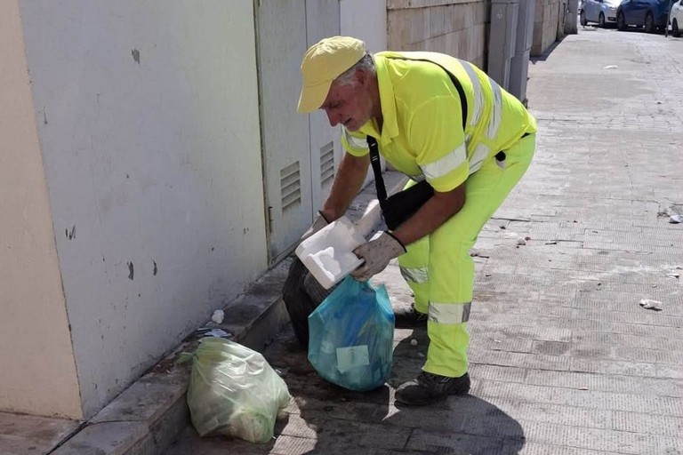 Rifiuti e decoro urbano, il Comune: «Operatori ecologici costretti a intervenire più volte»