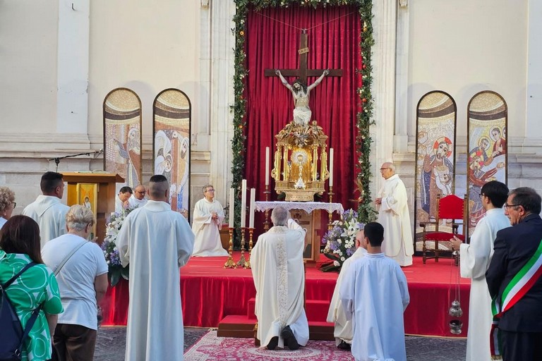 La comunità di Margherita di Savoia celebra la solennità del Corpus Domini. <span>Foto Pagina Facebook Parrocchia Santissimo Salvatore</span>