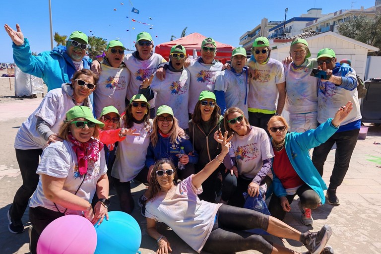 Un’esplosione di colori, gioia e musica: successo a Margherita per la “Walk Color & Fly”