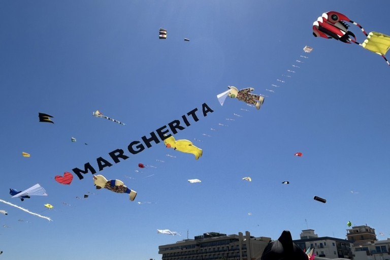 “Aquiloni nel vento”: a Margherita un concorso fotografico per catturare magia e bellezza degli aquiloni