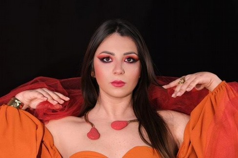 La cantante terlizzese Flora presenta il nuovo singolo ‘Falò’