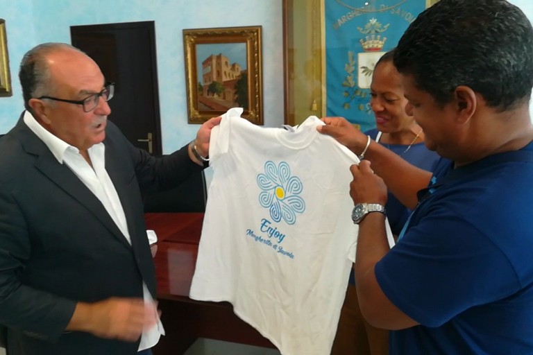Foto sindaco con coniugi cubani