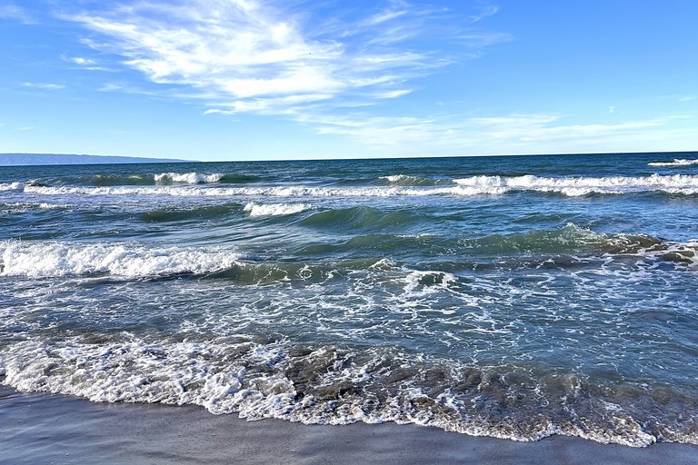 Interventi di salvataggio per mare mosso a Margherita, Capacchione: «Mai sfidare il mare»