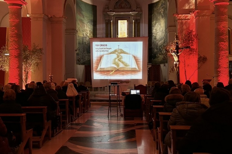 Tra preghiera e riflessione: ieri sera la Via Crucis cittadina a Margherita di Savoia