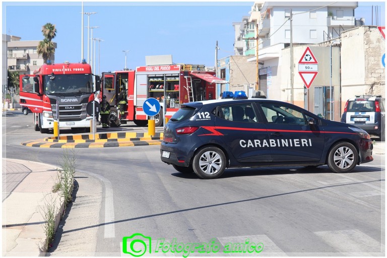 Incendio in un capannone a Margherita di Savoia. <span>Foto Fotografoamico</span>