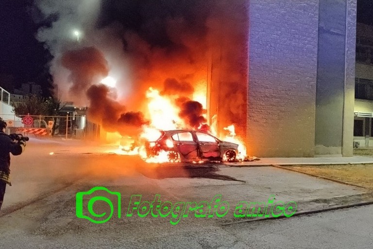 Bruciano due auto della Polizia locale a Margherita di Savoia. <span>Foto Fotografoamico</span>