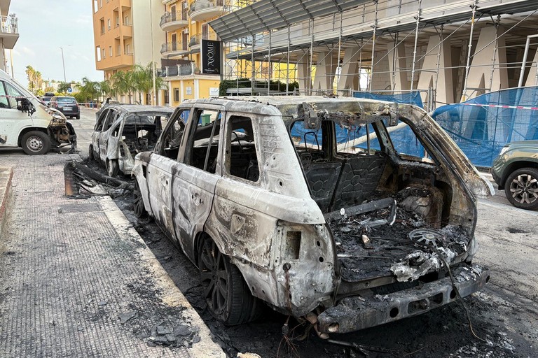 Notte di Ferragosto di fuoco a Margherita di Savoia: bruciano sette veicoli
