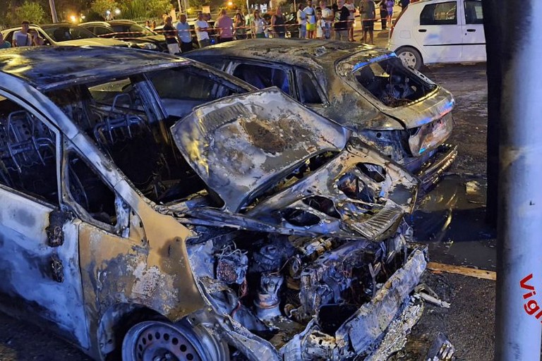 Ancora auto in fiamme a Margherita: brucia anche un albero