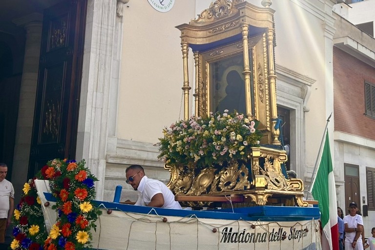 I pescatori di Margherita di Savoia rendono omaggio alla Madonna dello Sterpeto