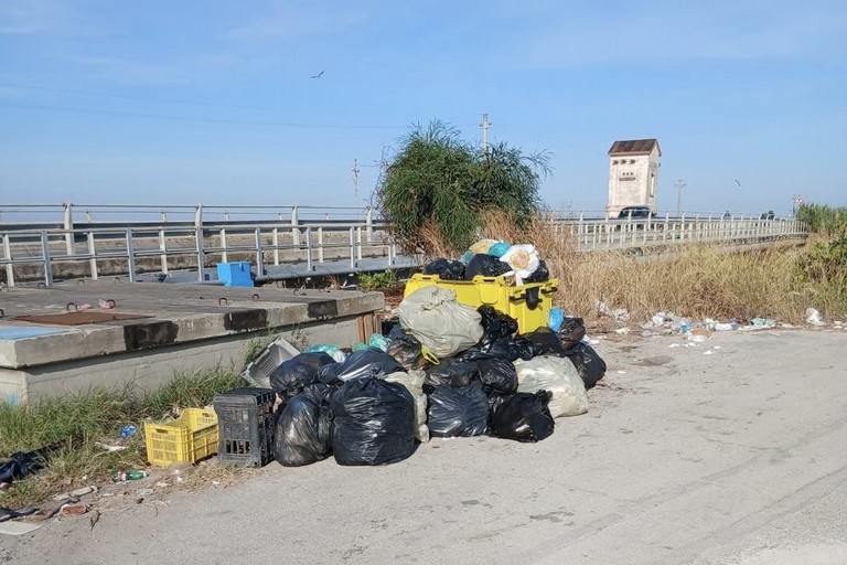 Rifiuti e degrado tra Alma Dannata e Foce Carmosina, Quarta: «Necessaria l’installazione di fototrappole»