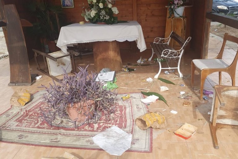 Vandalizzata la cappella di San Pio, Don Michele: «Bisogna rispettare i luoghi della collettività»