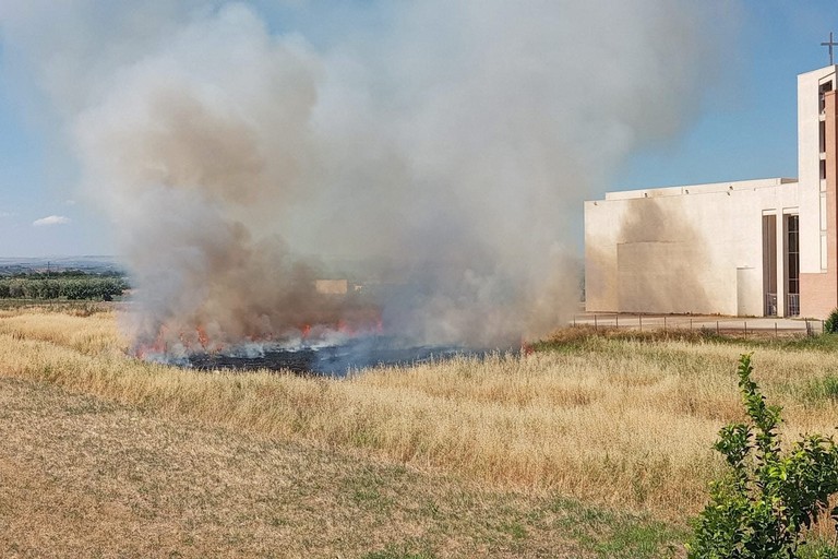 Un incendio nei pressi della parrocchia San Pio nel quartiere di Città Giardino