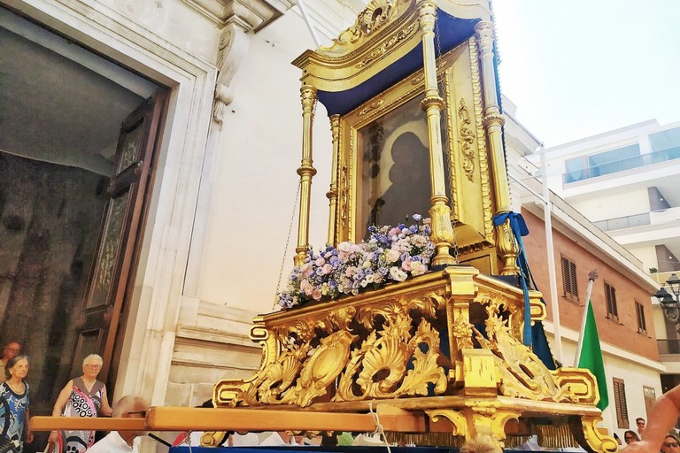 La festa della Madonna dello Sterpeto: fede e folklore illuminano Margherita di Savoia