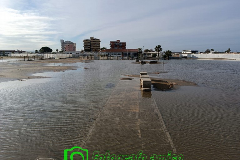 Mareggiata a Margherita di Savoia: colpita la zona di Porto Canale. <span>Foto Fotografoamico</span>