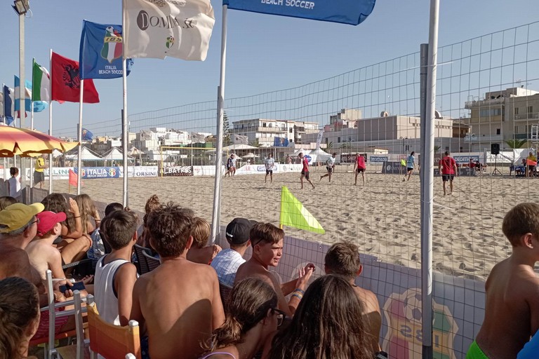 Giovani spettatori al Mundial Summer Beach Soccer