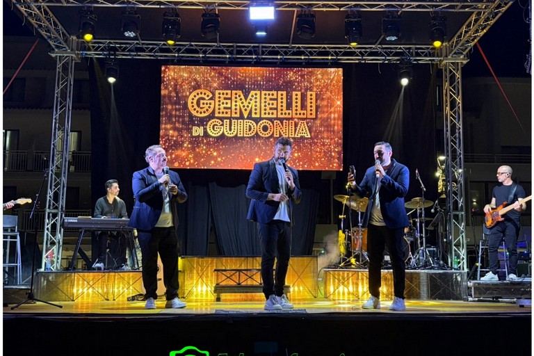 Grande successo a Margherita di Savoia per lo spettacolo dei “Gemelli di Guidonia”. <span>Foto Fotografoamico</span>